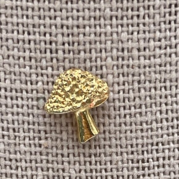 Gold-Tone Mushroom Lapel Pin Brooch Vintage Style Small Size Unique Collectible - Picture 1 of 4
